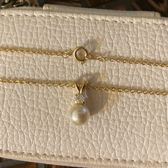 Pearl necklace with white CZ on gold chain - Picture 3 of 5